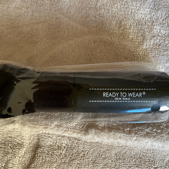 *NEW!* Ready to Wear New York Ultimate Couture Compact & Deluxe Face Brush - Picture 6 of 6